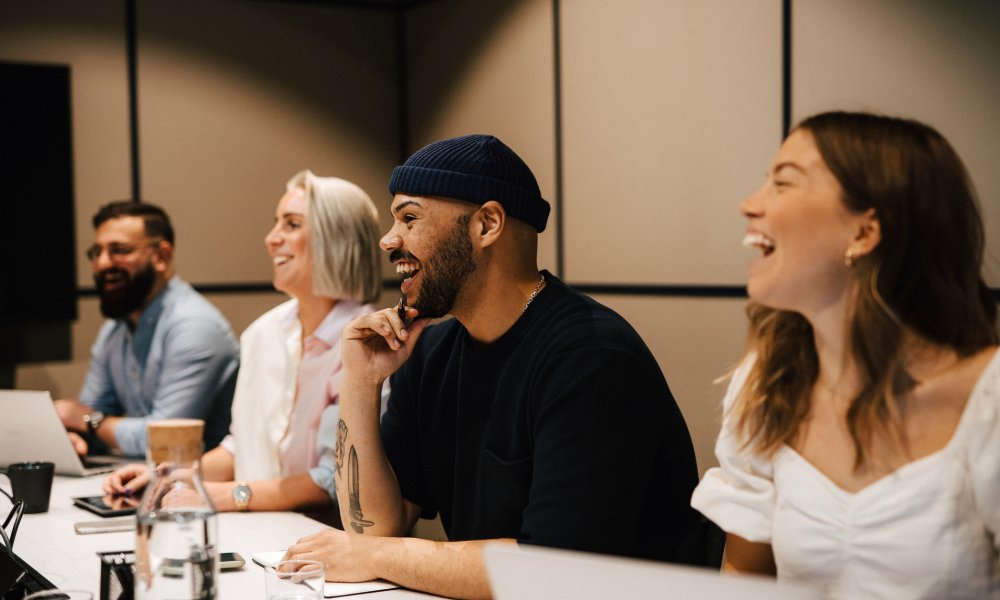 Glade kollegaer som jobber sammen.