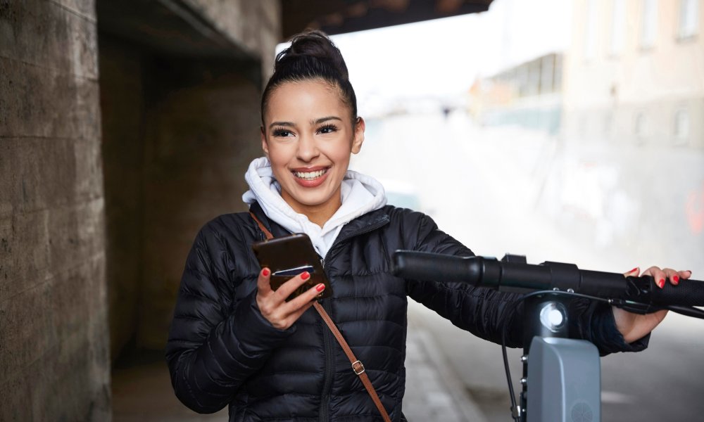 Illustrasjonsfoto: jente med elsparkesykkel