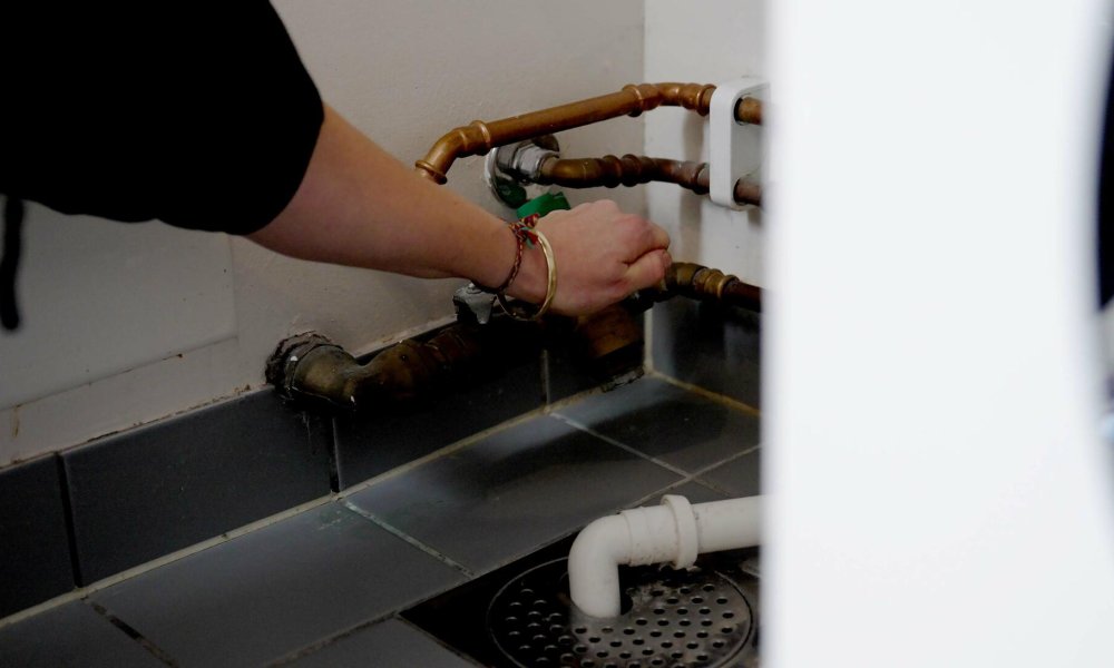 Illustrasjonsfoto: En fra Polygon viser hvordan man stenger stoppekrana.