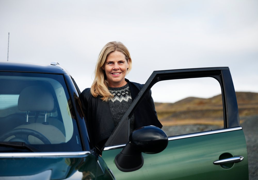 Illustrasjonsfoto: dame med grønn bil