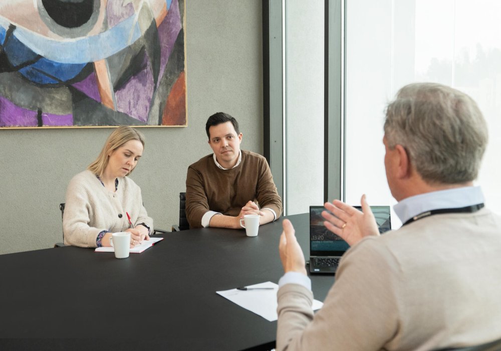 Formuesrådgiver i møte med et par.