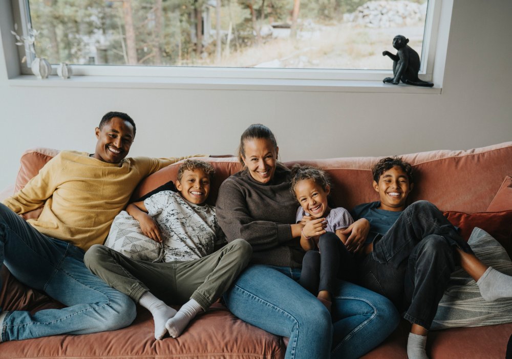 Illustrasjonsfoto: hele familien samlet i samme sofa.