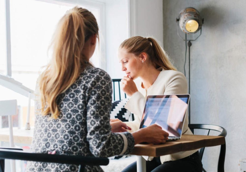 Illustrasjonsfoto: To damer ved et kjøkkenbord