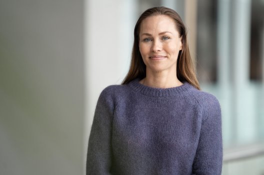 Portrett av Cecilie Tvetenstrand i blå genser