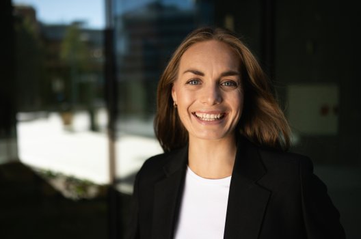 Portrett av smilende Fredrikke Gregorson 