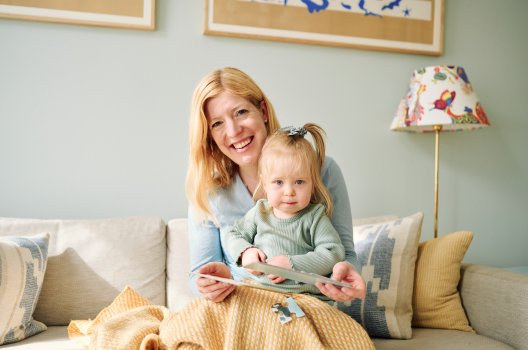 Portrett av Hanna og datteren sin i sofa