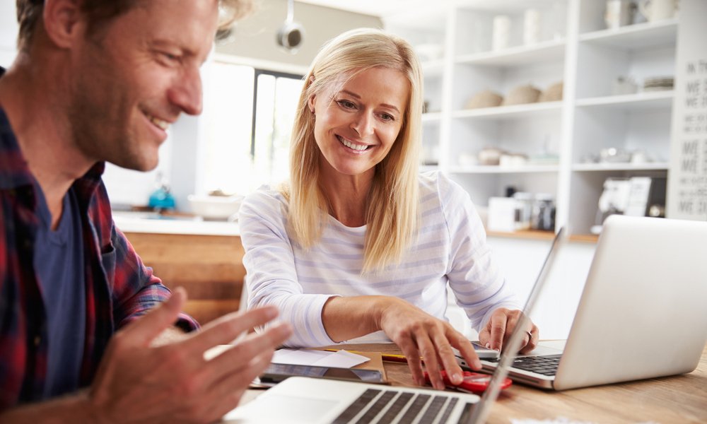 Illustrasjonsfoto. Mann og dame ser på PC-skjerm 