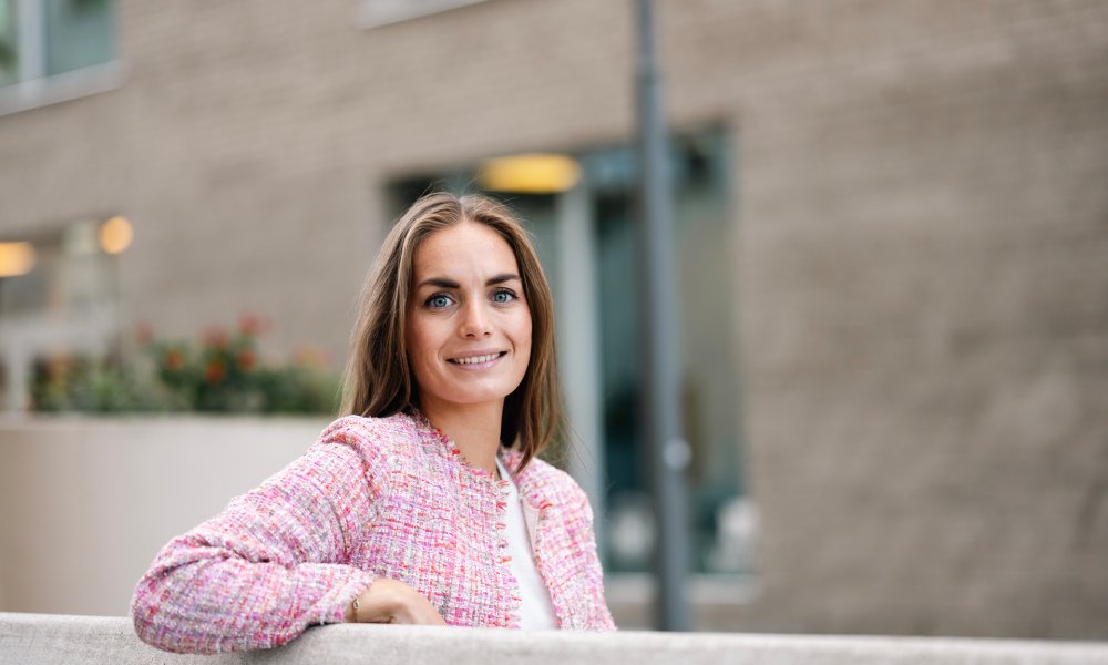 Portrett av Fredrikke Gregorson utendørs