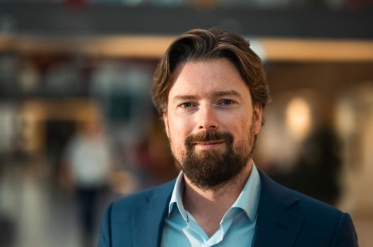 Portrett av Joar Hagatun med kaffekopp